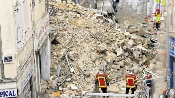 Boşaltılan 2 bina çöktü: 10 kayıp