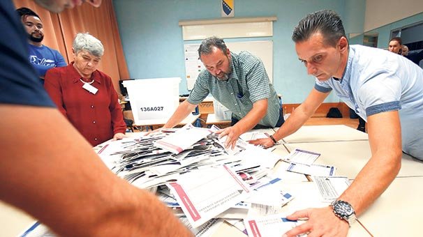 Bosna’da sandıktan sürpriz çıktı