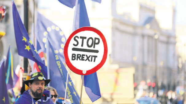 Brexit istifaları sürüyor