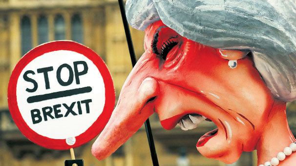 Brexit, May’i sallıyor