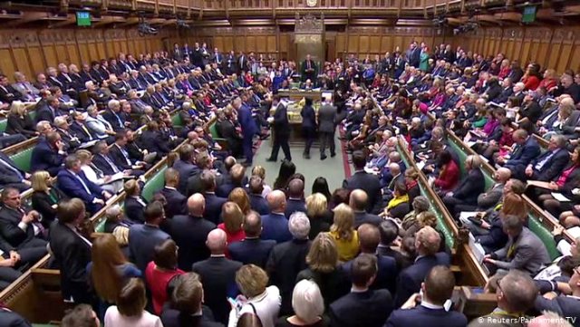 Britanya'da Brexit oylaması ertelendi