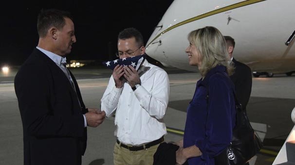 Brunson Almanya'da ABD bayrağını öptü