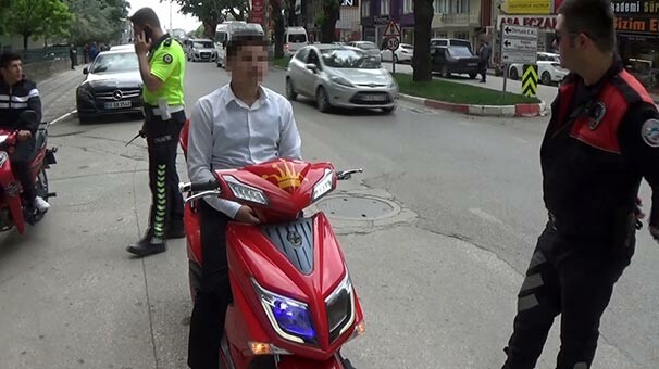 Bu da oldu... Polis motosikletin özelliğini gördü, hemen cezayı kesti