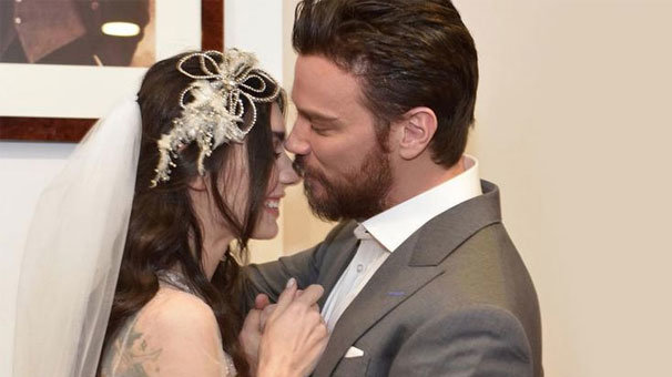 Burcu Kıratlı'dan 'mini gelinlik'  yorumu!