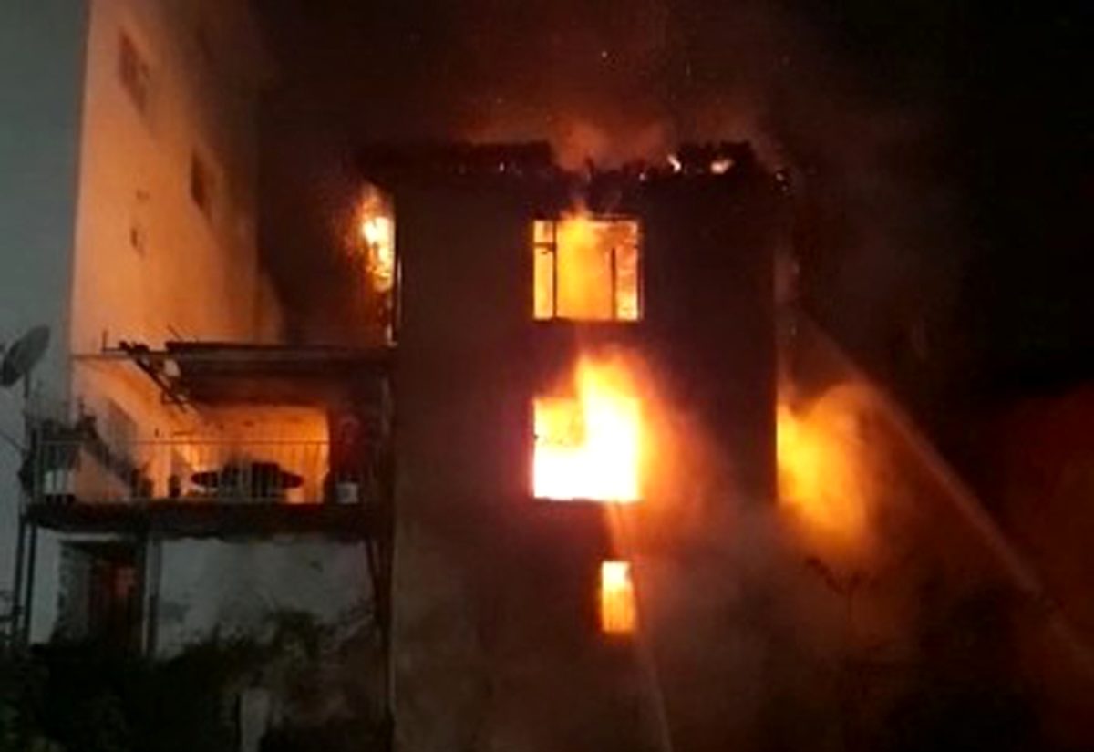 Bursa'da 3 katlı bina alev alev yandı