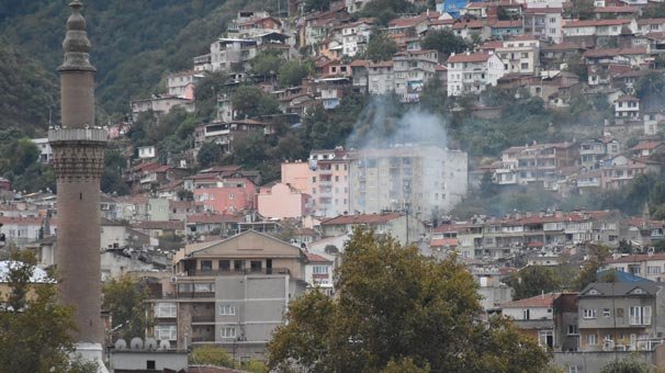 Bursa'da bir binada yaşanan patlama sonucu yangın