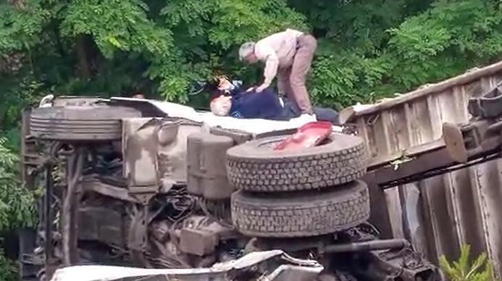 Bursa'da feci kaza! Sürücü bariyerleri yıkan TIR'ın içinde sıkıştı