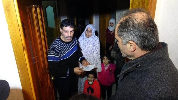 Bursa'da Polis, Suriyelilerin Entegrasyonu İçin Broşür Dağıttı