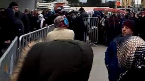 Bursa'da ucuz sebze satışı 3 yerde başladı! Vatandaşlar akın etti...