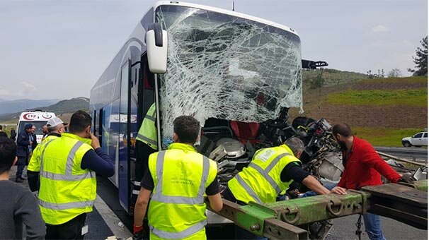 Bursa'da yolcu otobüsü TIR'a çarptı! Ölü ve yaralılar var