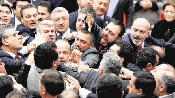 Bütçe görüşmelerinde utandıran görüntüler