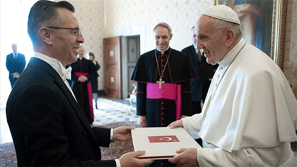 Büyükelçi Göktaş Papa'ya güven mektubunu sundu