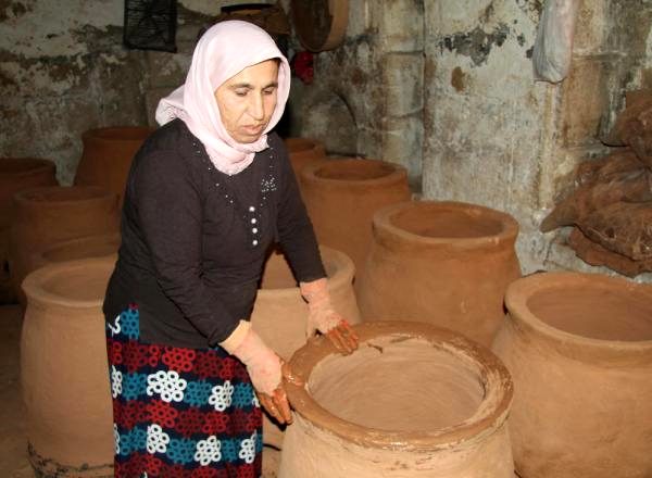 Çamurdan yaptığı tandırları yurtiçi ve yurtdışına gönderiyor