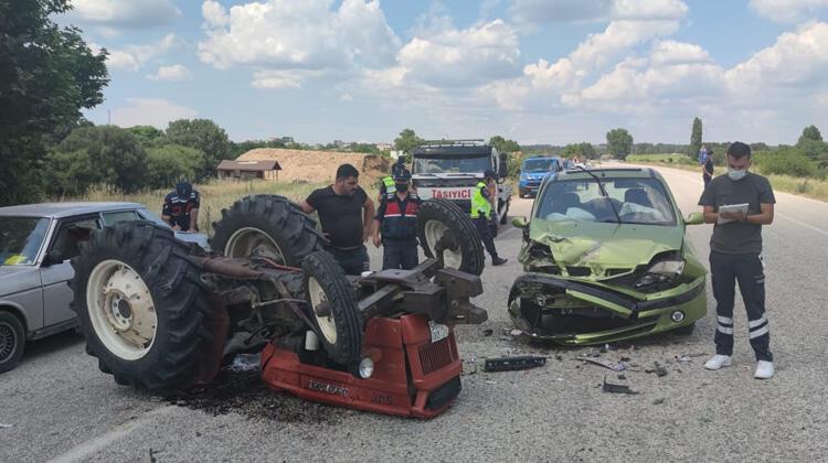 Çanakkale'de otomobille traktör çarpıştı! 4 yaralı