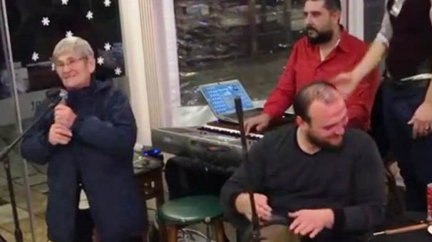 Canan Karatay sahneye çıkıp şarkı söyledi