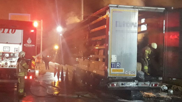 Çatalca'da TIR alev alev yandı