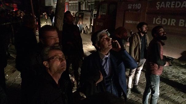 Çatıdaki yangın vatandaşları sokağa döktü