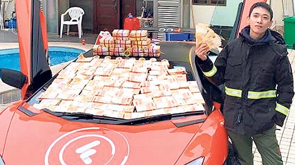 Çatıdan dolar saçtı