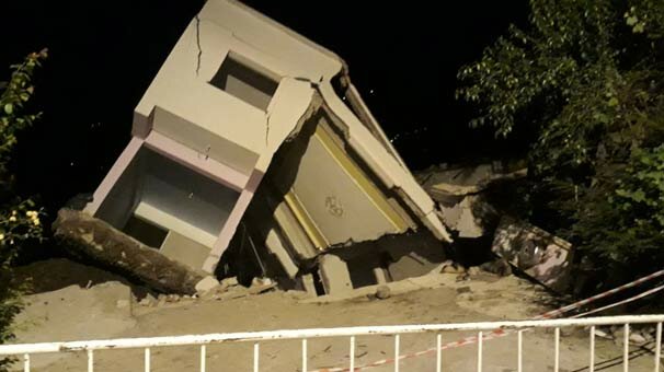 Çatlak büyüyor! Yıkılacak denildi, yıkıldı, kalanlar mahalleden ayrıldı...