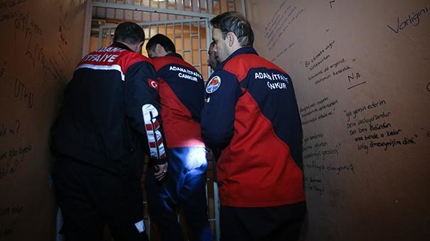 Çekirdek çitleyerek kurtarılmayı bekledi