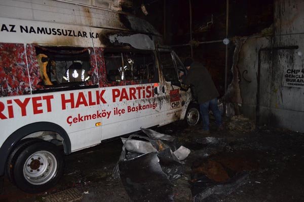 Çekmeköy'de CHP'nin seçim minibüsü yandı