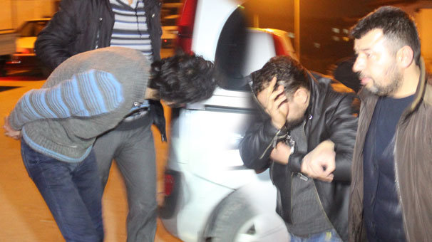 Çekyatta saklanırken yakalandılar!