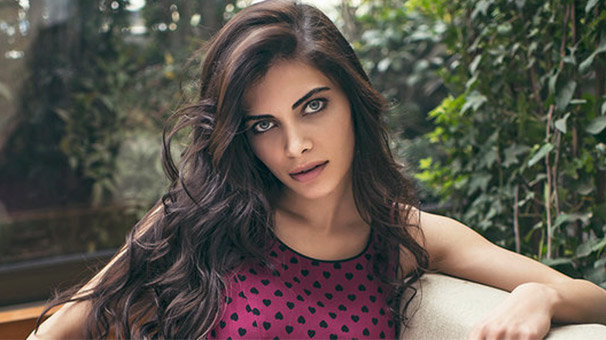 Ceren Hindistan'a kartvizit şoku! Masaj salonlarına...