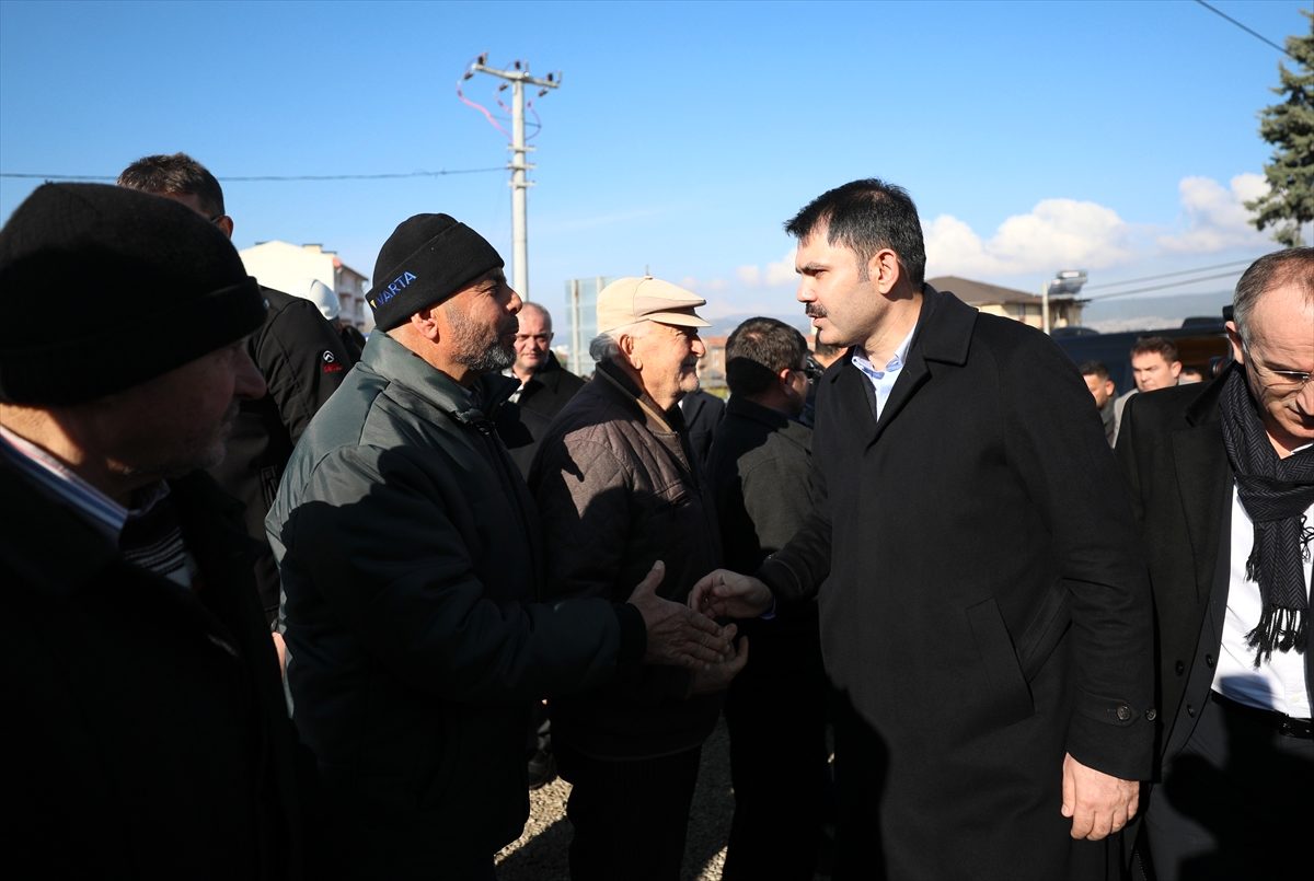 Çevre ve Şehircilik Bakanı Kurum, Denizli'de depremzedeler için yapılan konutları inceledi