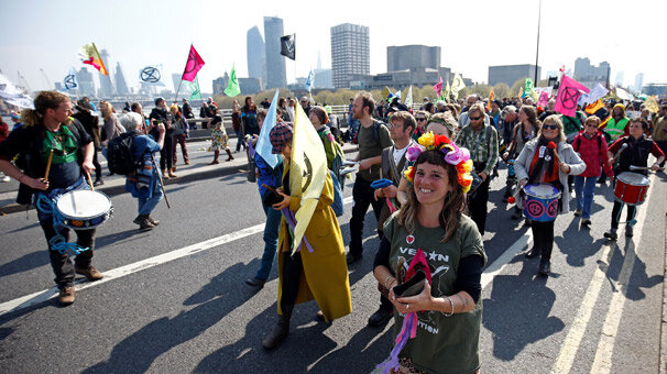 Çevreciler Londra'da yolları kesti