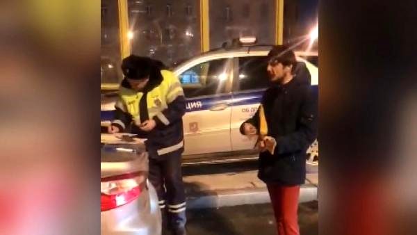 Ceza yazan polise balalayka ile konser verdi