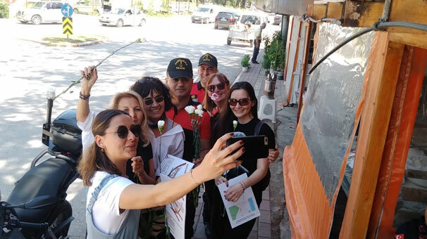 Ceza yiyeceklerini sanan annelere jandarmadan çiçek