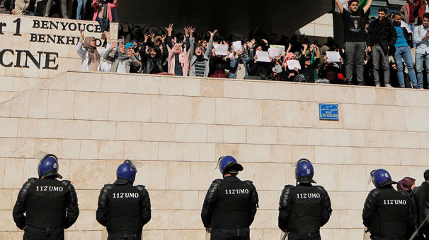 Cezayir sokakları bugün yine karıştı