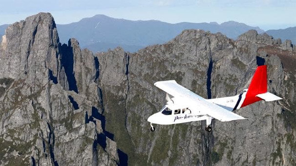 Çift motorlu uçak düştü, pilot öldü