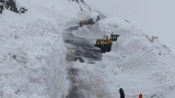 Çığın kapattığı Hakkari-Şırnak kara yolu ulaşıma açıldı