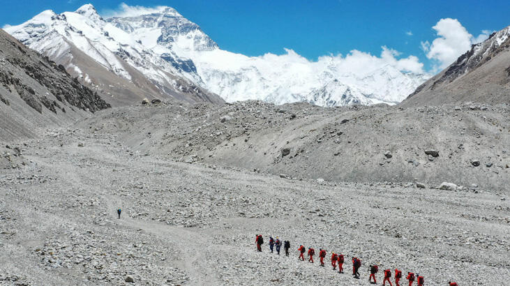 Çin, Everest'in kuzeyini dağcılara açtı