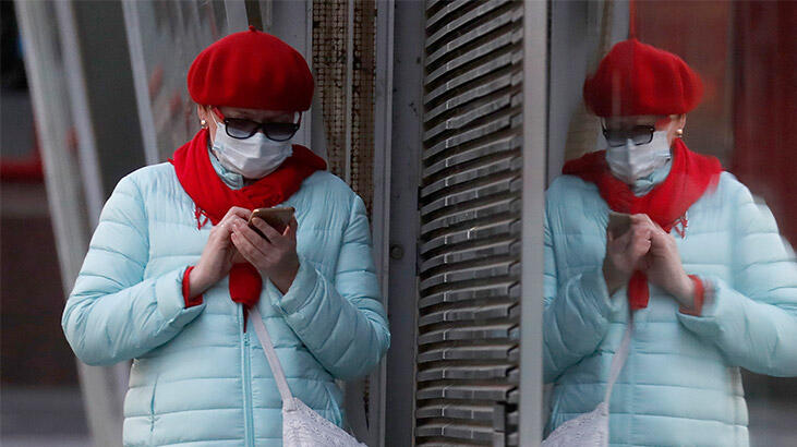 Çin'in ithal vaka kabusu: 'Mavi gözlerimi görünce kaçıyorlar'