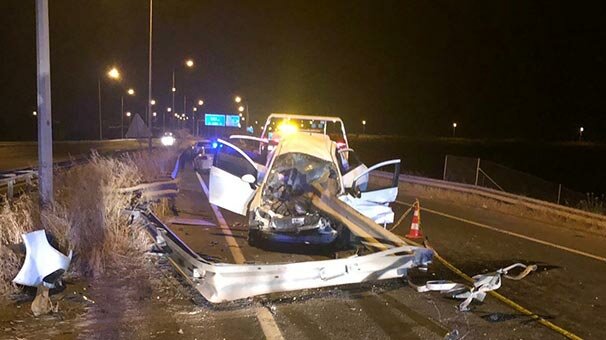 Çok feci kaza! Otomobil bariyerlere girdi