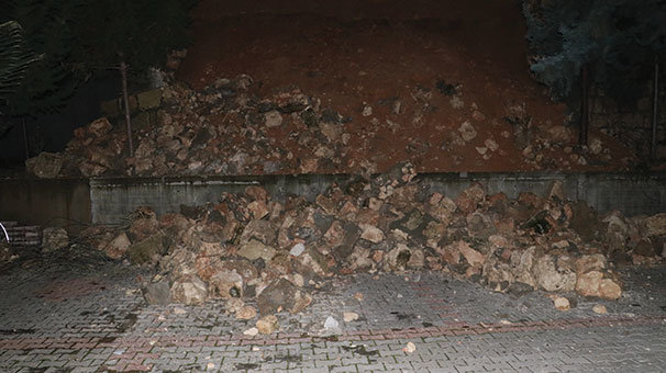 Çöken istinat duvarı 3 araca zarar verdi!