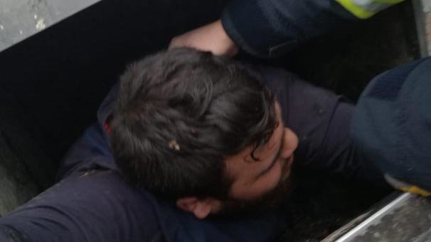 Çöp konteynerine düşen genci itfaiye ekipleri kurtardı