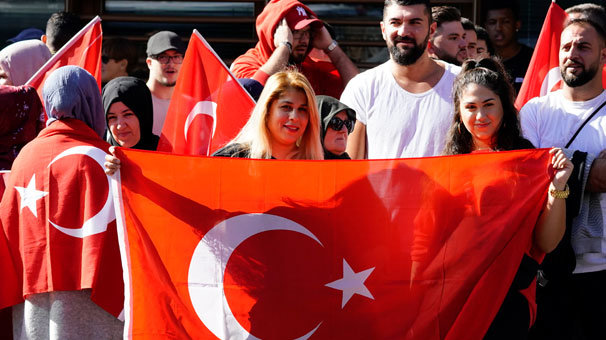 Cumhurbaşkanı Erdoğan Almanya'da coşkuyla karşılandı