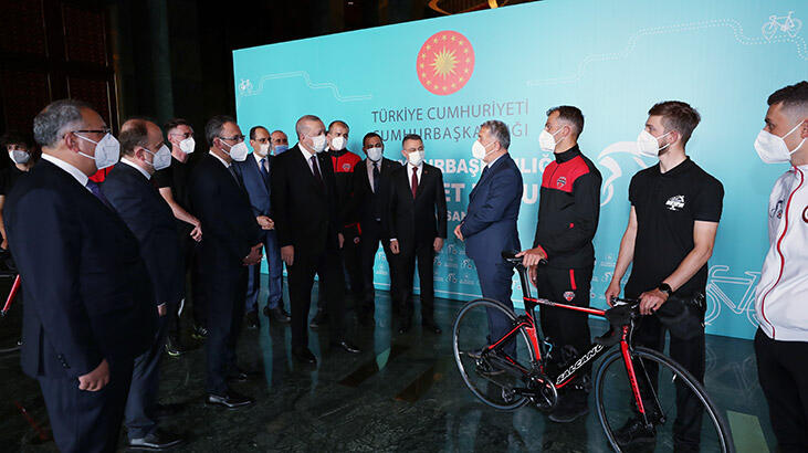 Cumhurbaşkanı Erdoğan, Cumhurbaşkanlığı Bisiklet Turu Ankara Kafilesini kabul etti