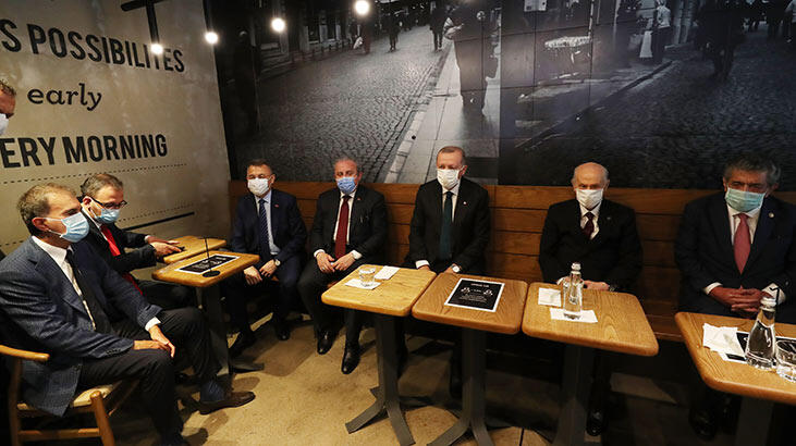 Cumhurbaşkanı Erdoğan ile Bahçeli Fatih'te kafede çay içti