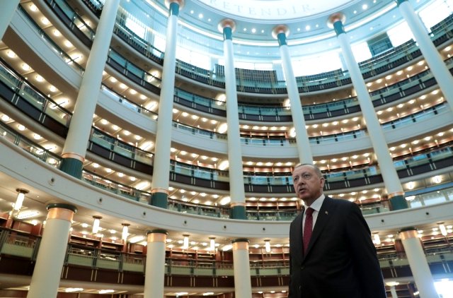 Cumhurbaşkanı Erdoğan Külliye Kütüphanesinde incelemelerde bulundu