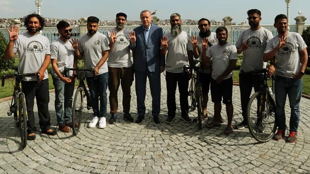 Cumhurbaşkanı Erdoğan Medine'ye doğru pedal çeviren grubu kabul etti