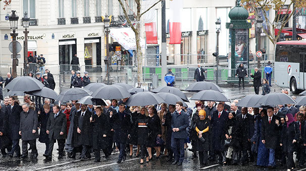 Cumhurbaşkanı Erdoğan Paris'te... Liderler böyle yürüdü!