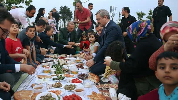 Cumhurbaşkanı Erdoğan sahilde vatandaşlarla iftar yaptı