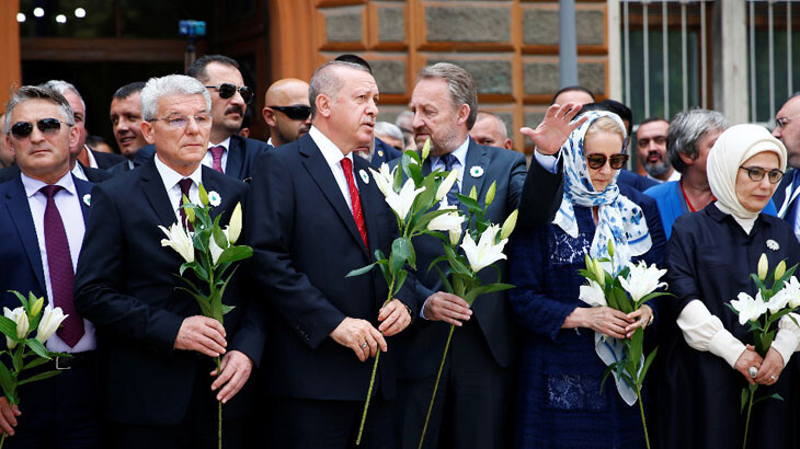 Cumhurbaşkanı Erdoğan, Srebrenitsa Soykırımı kurbanları anısına düzenlenen geçit törenine katıldı
