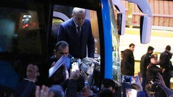 Cumhurbaşkanı Erdoğan vatandaşlara çay dağıttı