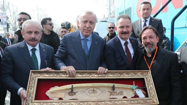 Cumhurbaşkanı Erdoğan'a Kanuni kılıcı hediye etti