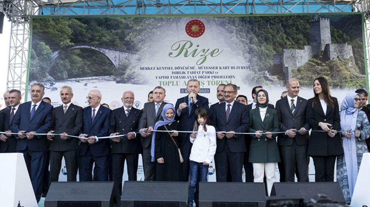 Cumhurbaşkanı Erdoğan'ın katıldığı açılış töreninde gülümseten anlar! Kız çocuğu kurdeleyi erken kesti